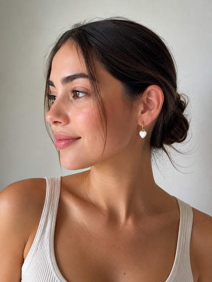 Aretes Huggies Dorados De Corazones Blancos