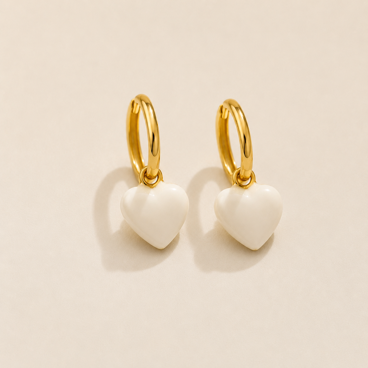 Aretes Huggies Dorados De Corazones Blancos