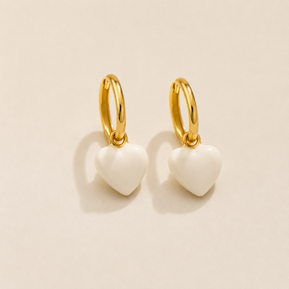 Aretes Huggies Dorados De Corazones Blancos