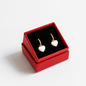 Aretes Huggies Dorados De Corazones Blancos